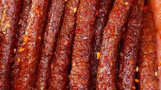 爱吃辣的一定要试试这个大长筋，真的巨辣，又辣又好吃#好吃到停不下来 #无辣不欢 #辣条