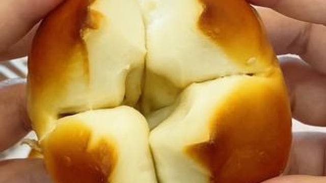 但凡是个碱水脑袋真的拒绝不了它家的碱水面包，咸香有嚼劲又梗啾啾的不用抹酱就巨巨巨好吃！#碱水面包 #