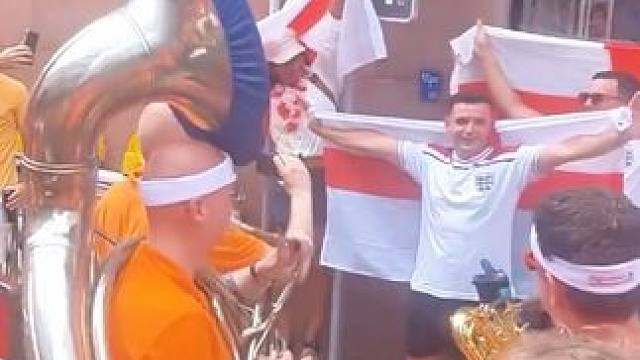 这就是足球！开心就完事儿了！赛前荷兰和英格兰球迷合唱一首《HeyJude》。#欧洲杯 #荷兰vs英格