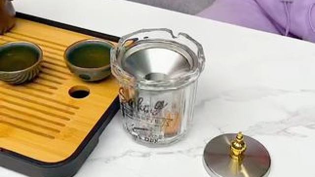 老式的烟灰缸烟灰到处都是，换上这个漏斗设计的#防飞灰烟灰缸  盖上盖子还防烟味，用完水冲冲就干净了，