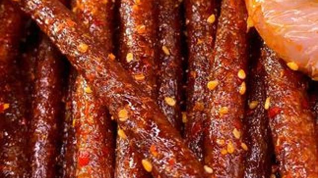 香是香辣是辣，闻起来香，吃起来辣！#无辣不欢 #辣条 #无辣不欢的吃货