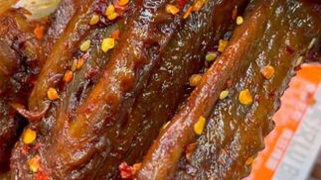 他卖的火是有理由的！因为它实在是太好吃啦！！#香辣鸭翅 #卤宾汉 #妈呀太香了