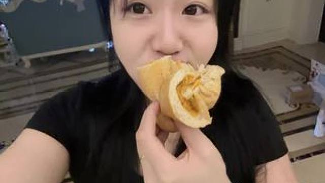 爱老婆们！吃带馅欧包！一会儿在这个号更新备考经验哈#记录真实生活 #欧包 #美食vlog #全麦 #