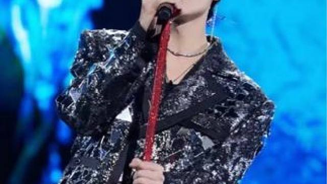 “陈楚生不愧是音色流氓，唱情歌真的绝了” #陈楚生#他不爱我#现场版live#陈楚生演唱会#陈楚生不