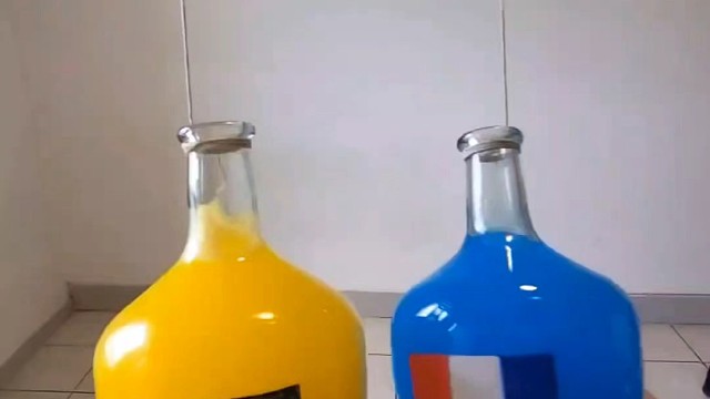 玻璃瓶互撞爆破解压时刻