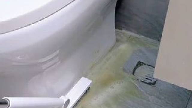 大卫的#多功能地板刷  ，V型刷头，一边刷一边刮，轻松搞定卫生间的边边角角，大卫的质量更是没得说！#