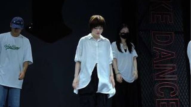 来支抒情emo一下~很少跳抒情的原因，是因为容易跟音乐和舞蹈共情，很难抽离…不过偶尔跳跳的确很爽~框