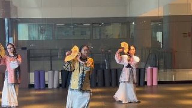 《戏文说》 着长衫轻摇纸扇
悲欢离合说一段