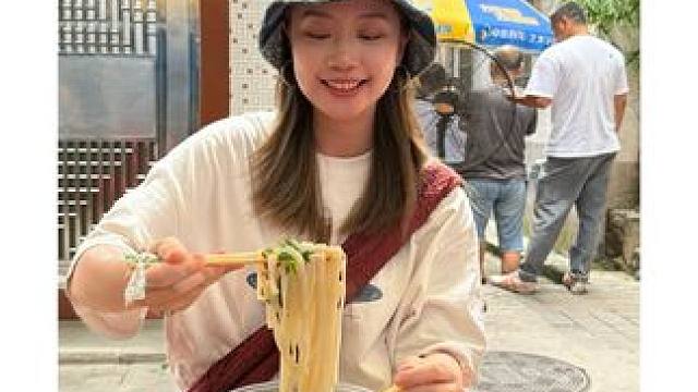 在屎坑旁开了41年的粉店，前有五十多岁的靓姐从小吃到大，后有中国行政大主厨远道而来#屎坑粉 #向全世