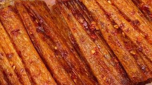 这个湖南手撕豆皮是真的辣，越辣越好吃，越吃越香，根本停不下来。#辣条 #追剧小零食 #妈呀太香了