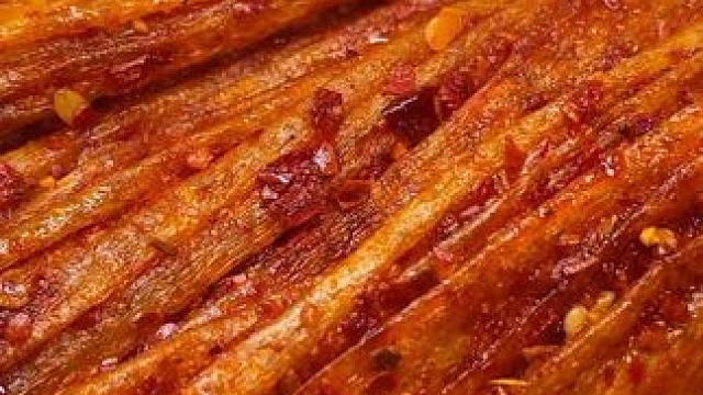 能吃辣的一定要试试这个湖南的手撕豆皮，是真的好吃，越吃越辣，越辣越好吃！#零食推荐 #辣条 #追剧小