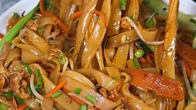 自己在家做的炒河粉，干净卫生，孩子说比买的还好吃#炒河粉