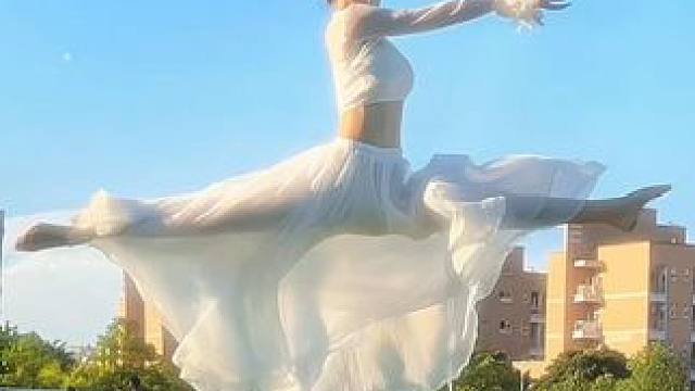 可以不万丈光芒 但不要停止自己发光#一字马 #氛围感 #谁懂七元这首歌的治愈感