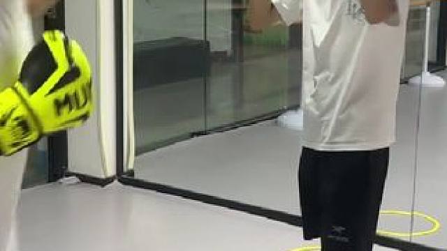 分享几个搏击的动作
 ✓格斗式站架、抱架
✔直拳怎么打
✔摆拳怎么打
✔勾拳怎么打
✔直摆勾组合
✔