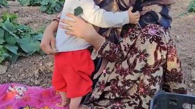 戴安娜有些发烧，萨拉带着女儿去看病，在果园度过漆黑的夜晚。 #游牧民族 #乡村生活  #戴安娜 #欧