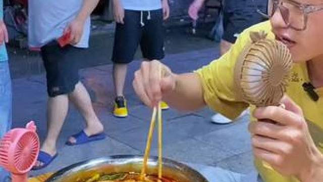 任何事情都挡不住帅哥吃螺蛳粉的冲动！#螺蛳粉