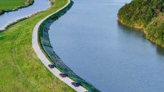 蔚来作为大黄山思享汇·安庆心宿品牌发布会指定用车，为与会嘉宾提供安心、舒适驾乘服务。让我们跟着蔚来一