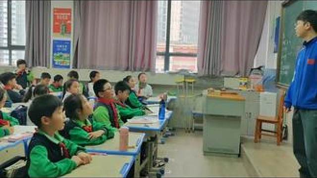 贵阳市健宏乒乓球俱乐部教练组去教室给小朋友们上乒乓球理论知识课，并且和同学们一起聊关于乒乓球的起源等