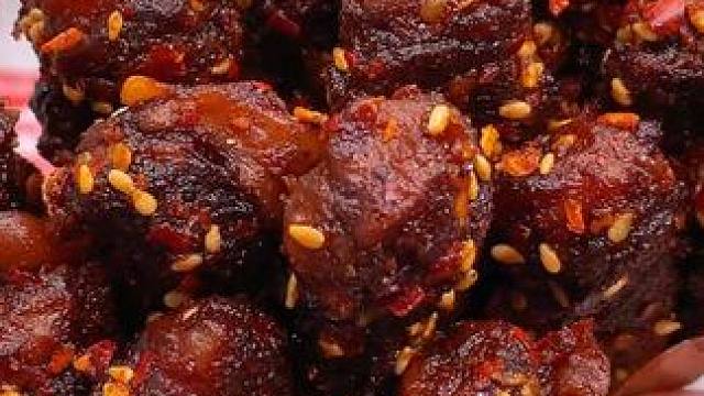 全是鸭翅中的香辣鸭翅，先卤后炭烤，骨头缝里都是香的，又香又辣真的太上头了！#好吃到停不下来 #零食推