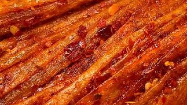 这个湖南手撕豆皮是真的辣，越辣越好吃，越吃越香，根本停不下来。#好吃到停不下来 #追剧小零食 #零食