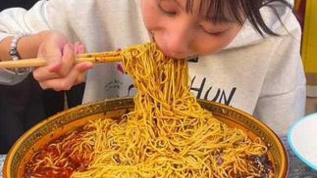 不会还有人为了吃一碗重庆小面专门坐飞机来重庆吧！#重庆小面 #调料  #妈呀太香了 #好吃到停不下来