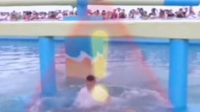 宝哥参加快乐向前冲落水，潮了，这下团灭了！垫子不管用呀#这谁顶得住啊 #旭旭宝宝 #游戏日常 #这操