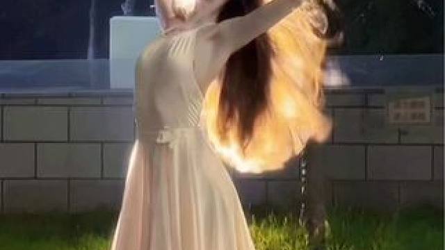 平芜尽处是春山，行人更在春山外。#古典舞 #春山外