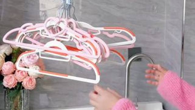 家里衣架多，晒完衣服总是乱糟糟的没地放，不妨试试这款免打孔#衣架收纳架 ，收纳整齐不占空间，拿取也很