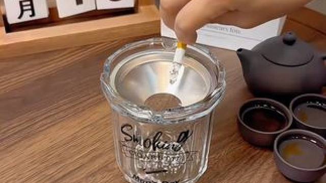 这个#烟灰缸  滑坡漏斗的设计，烟灰烟头自动滑落杯里，遇风不跑灰，带有盖子防烟，加厚的水晶玻璃美观又