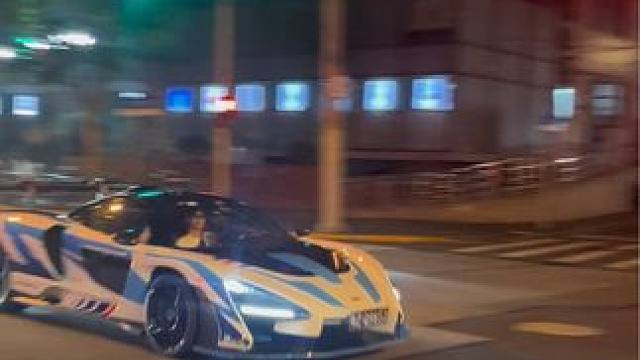 上海街头深夜惊现两地牌，迈凯伦塞纳，坐在副驾的18岁复旦校花，看起来心情很开心，路边的小姐姐都羡慕了