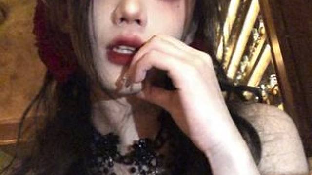 黑夜玫瑰申请出战快来和我一起选周末小酌酒搭子！#MAC热吻棒 #口红试色#多巴胺的热夏妆备