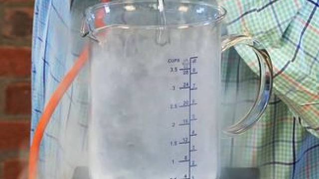 灯丝为何不能暴露在空气中？打碎灯泡浸入液氮，有趣的现象发生了 #涨知识 #科普一下 #趣味实验 #化