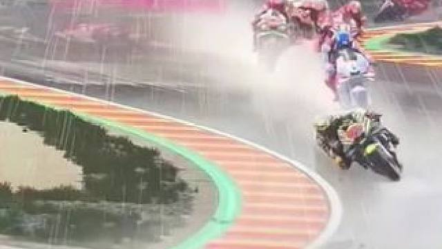 #motogp #摩托车比赛 #封闭场地请勿模仿 #专业车手 #下雨骑机车会不会很滑