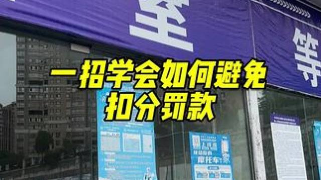 车都买了，不会连这个都还不知道吧！不需要流量，不需要卡，插USB供电即可使用，车速，语音播报，真的太