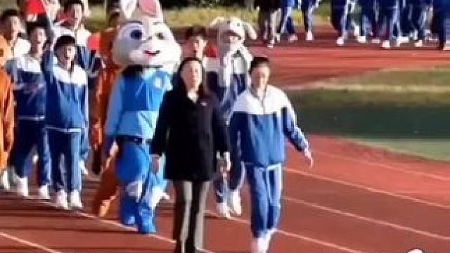 老师为使班里腿疾女孩重拾自信,安排她
带队走于最前方，这样的老师着实值得敬
重! 友言：孩子自信的脚