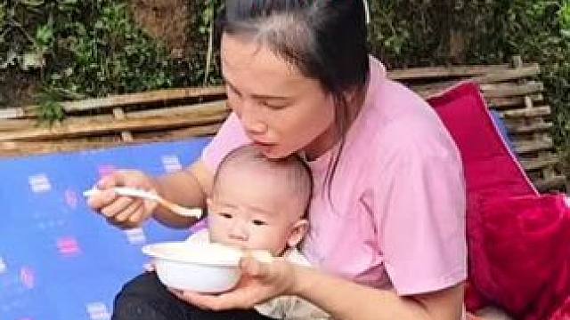 阿萍太拼了，下雨天还在劳动#野外生存 #国外生活 #单亲妈妈