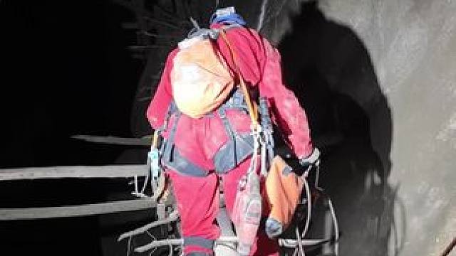 三百年的古栈道，走着心惊肉跳！洞道深处更是挖出深达一百五十米的大断崖，太不可思议了！#山洞到底藏着什