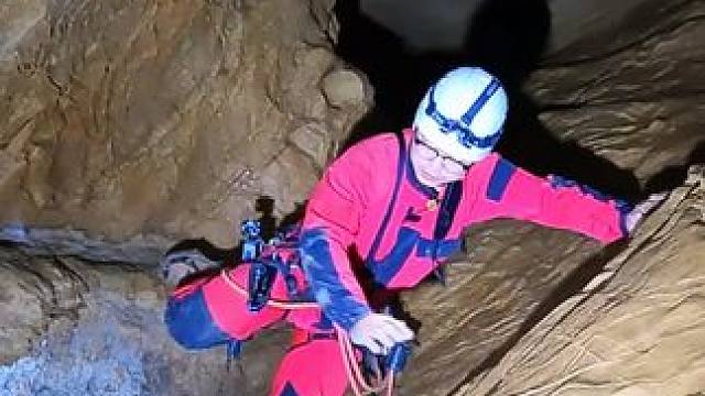 这是一个深坑之中的神秘洞穴，意外发现大量遗骸散落洞道深处。一个世外桃源的洞穴竟成为这些人最后的埋骨之