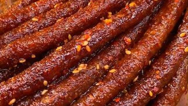 终于找到了这个和小时候味道一样的辣条，香香辣辣的#好吃到停不下来 #童年记忆小零食 #童年味道