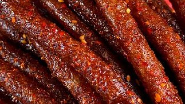 小时候超爱吃的大长筋辣条又被我找到了，味道一模一样#好吃到停不下来 #无辣不欢 #零食推荐