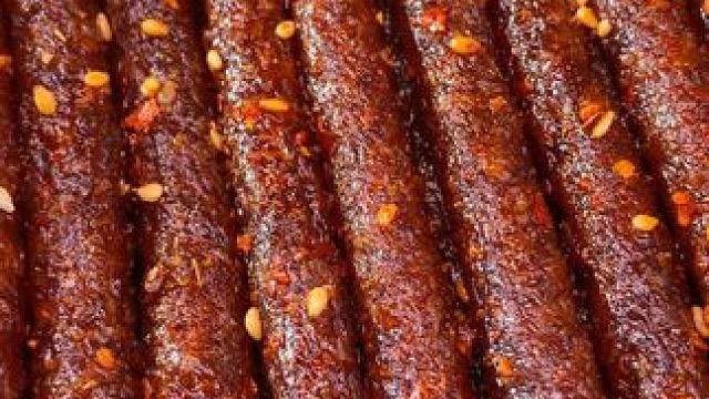 小时候只舍得一根一根吃的大长筋辣条，没想到现在还能买到#好吃到停不下来 #童年记忆小零食 #童年味道