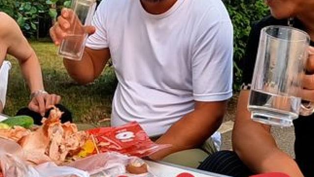 沙和尚来到加格达奇，好朋友热情款待，不知不觉就干多了#户外美食 #户外野餐 #郊游野餐 