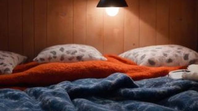 暴风雪夜，窝在舒适的顶楼小屋里，聆听着风雪嘶吼，进入梦乡 #白噪音 #助眠声音 #睡眠音乐 #助眠视