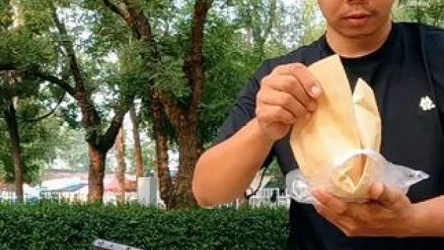 新小房车的底盘已经做好，到集市赶集买个当地特产壮馍吃味道不错 #赶集 #地方特色美食 #床车旅行 #