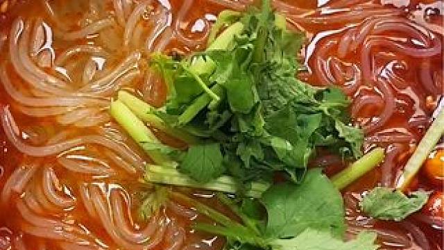 麻辣过瘾的西安红油米线，真的吃到了小时候的味道好好吃#西安米线 #麻辣米线  #居然被种草啦 #陕西