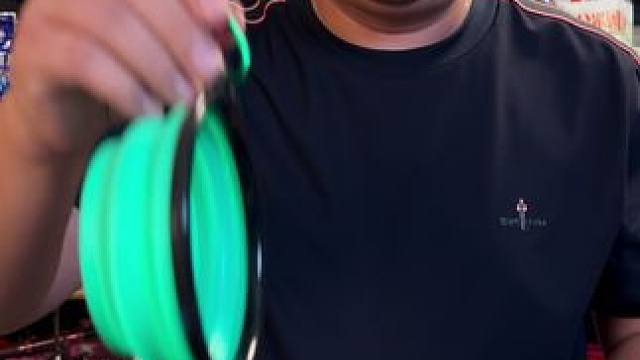 溪流钓折叠开饵盆 这是一款软胶材质的折叠开饵盆，携带方便，钓小鱼开饵必备。#溪流钓 #开饵盆 #饵料