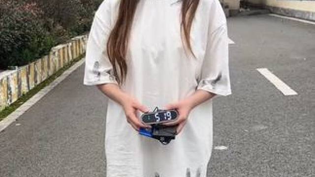 车都买了，不会连这个都还不知道吧！不需要流量，不需要卡，插USB供电即可使用，车速，语音播报，真的太