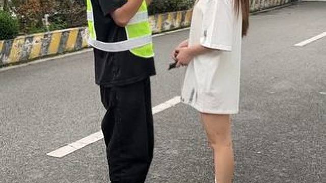 车都买了，不会连这个都还不知道吧！不需要流量，不需要卡，插USB供电即可使用，车速，语音播报，真的太