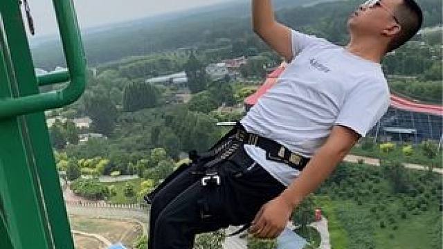 蹦极，是对恐惧的直面，是对未知的探索。当你站在跳台边缘，内心的恐惧如影随形，但当你勇敢跃下，你会发现