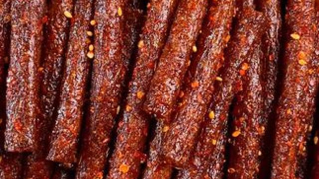 一打开就是超香的辣椒油味，越吃越辣#好吃到停不下来 #零食推荐 #辣条 #无辣不欢